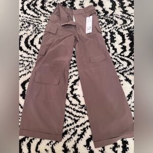 Alo Women's Workwear Cargo Pant - mushroom size S NWT